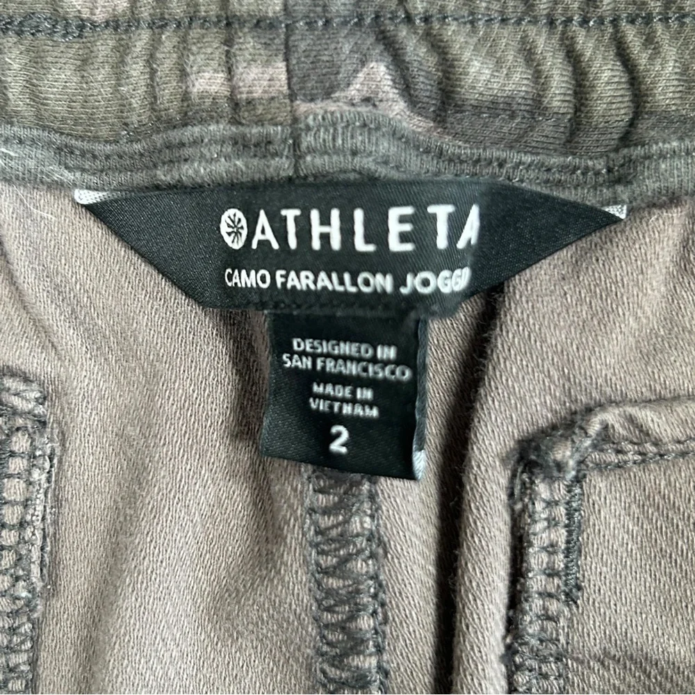4/$20 Athleta Camo Farallon Jogger Pants Green Camo Drawstring Stretch Women’s 2 - Picture 6 of 7